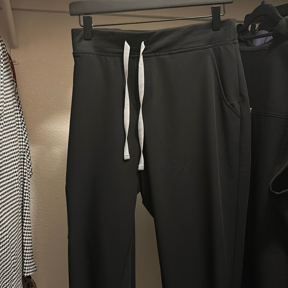 Women’s Figs Zamora jogger scrub pants in Black